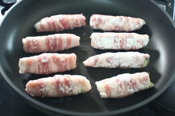 ズッキーニの肉巻きを巻き終わりを下にしてフライパンで焼き始める