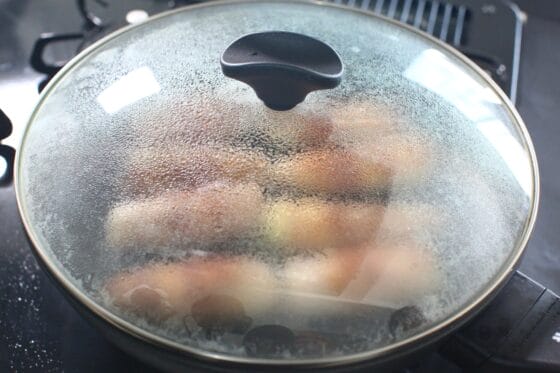 焼き色を付けたズッキーニの肉巻きにふたをして弱火で蒸し焼きにする