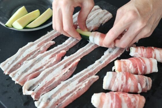ズッキーニに豚バラ薄切り肉を斜めに巻き付けて肉巻きを作る