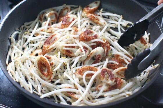 焼き色を付けたちくわにもやしを加え、火を少し強めて炒める