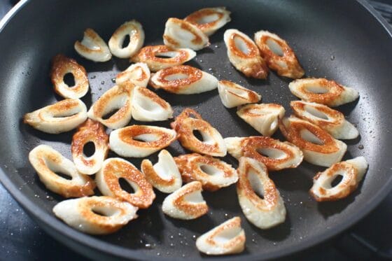 フライパンでちくわの表面に焼き色が付くまで炒める