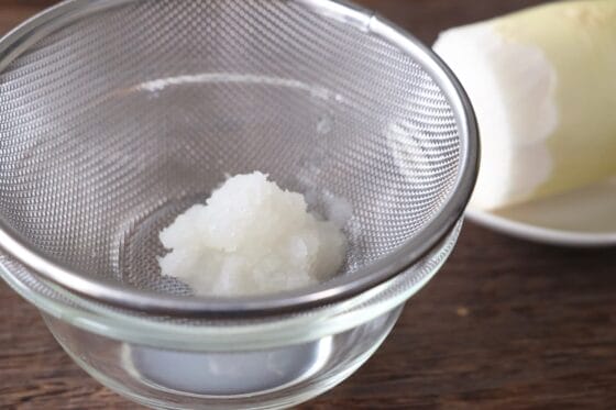 大根をすりおろし、ザルに上げて軽く水気を切る