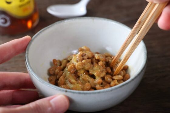 納豆に付属のたれとからしを加え、箸でさらによく混ぜる