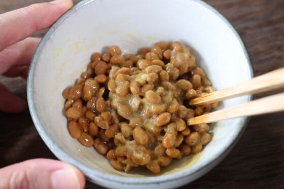 ごま油を加え、全体になじむように箸で軽く混ぜる