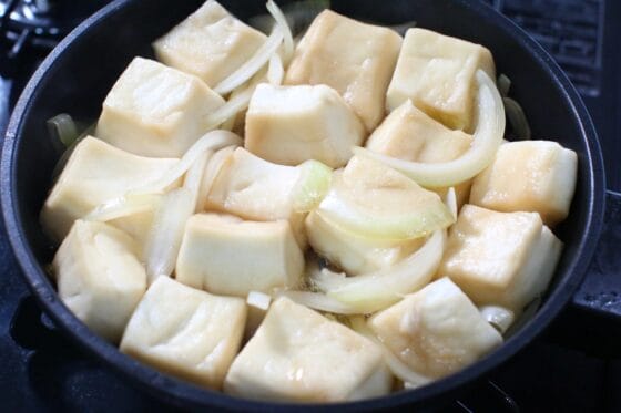 玉ねぎを煮た煮汁にはんぺんを加え、上下を返しながら煮る
