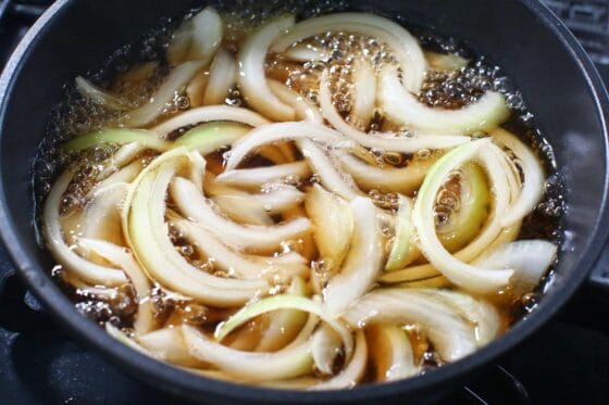 煮汁に薄切りの玉ねぎを入れ、中火で煮る