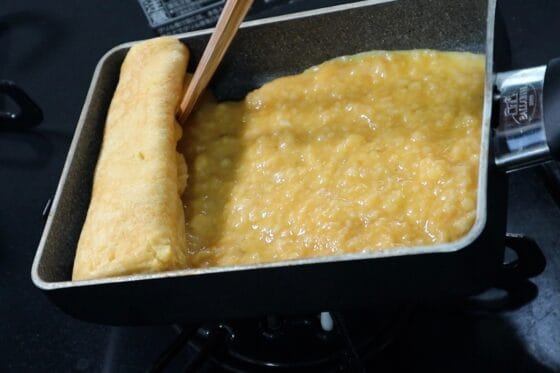 巻いた卵の下にも卵液を流し入れ、はんぺん入り卵焼きを重ねて焼く
