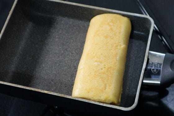 巻き終えて卵焼き器で形を整えたはんぺん入り卵焼き