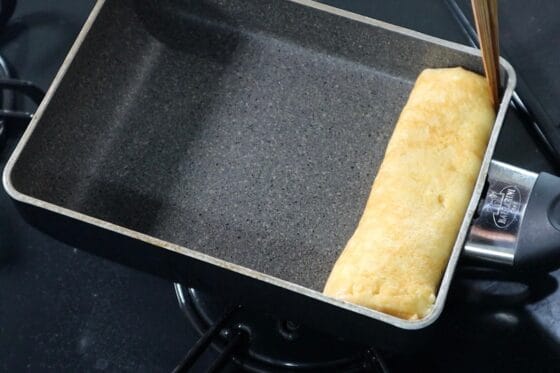 1回目の卵液を巻き終えたはんぺん入り卵焼き