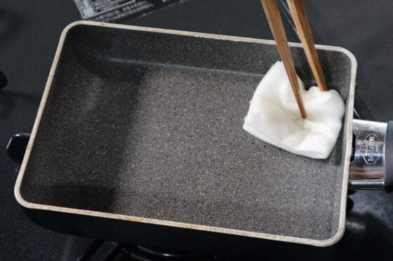 卵焼き器にキッチンペーパーでサラダ油を薄く塗る