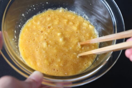 つぶしたはんぺんに卵・砂糖・醤油・水を加えて全体がなじむまで混ぜる