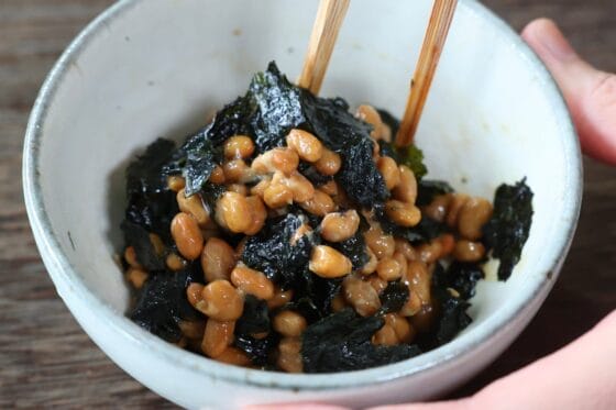 納豆にちぎった韓国海苔を加えて軽く混ぜる