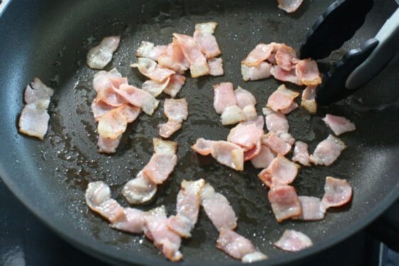 ベーコンを中火で1分半〜2分炒め、焼き色を付ける