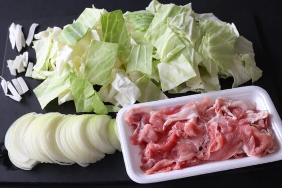 キャベツと玉ねぎ、豚こま切れ肉を食べやすく切る