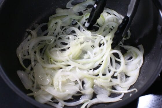 玉ねぎを中火でしんなりするまで炒める