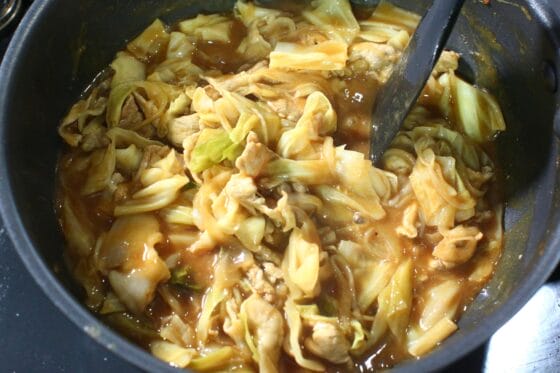キャベツカレーを弱火で2〜3分煮て、とろみがつくまで仕上げる