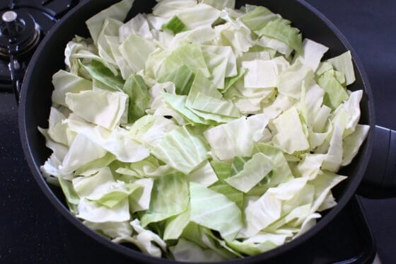 キャベツをフライパンに広げ、中火〜強めの中火で焼く
