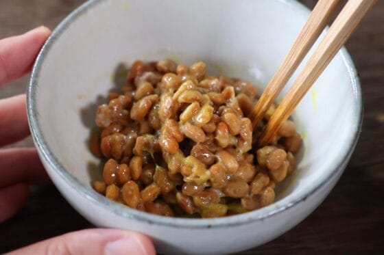 納豆に付属のたれとからしを加えてさらに混ぜる
