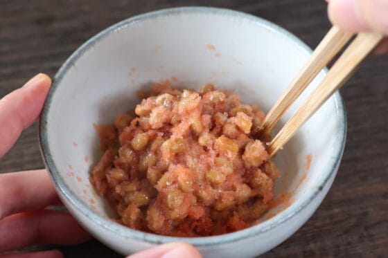 納豆に下ごしらえした明太子を加え、全体を軽く混ぜ合わせる