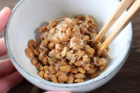 粘りが出た納豆に味噌を加え、全体になじむまでよく混ぜる