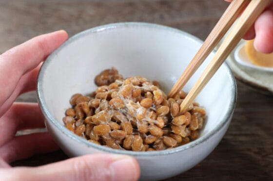 納豆を粘りが出るまで箸でよく混ぜる