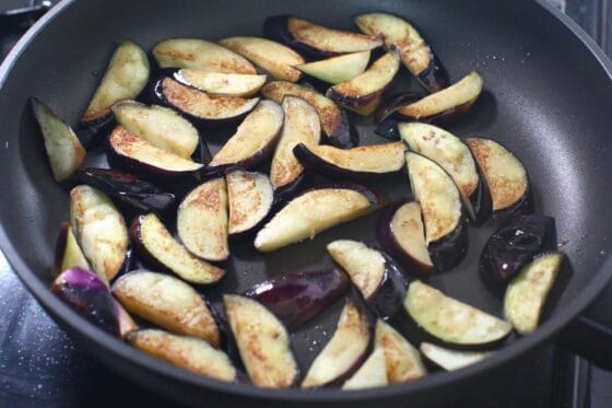 焼き色が付いたなすを裏返す