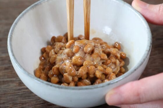 納豆に付属のたれを加え、全体が均一になるまでよく混ぜる