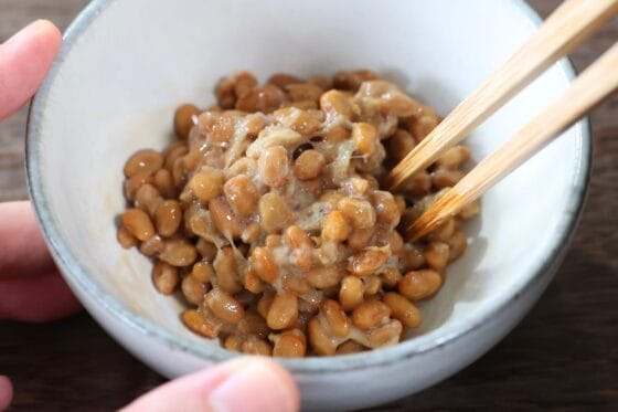 納豆にすりおろしたにんにくを加え、全体になじむように混ぜる
