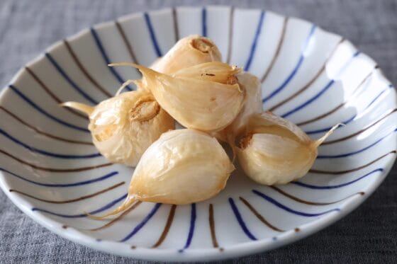 にんにくの素揚げレシピ！皮付きでホクホクに仕上げる揚げ時間とコツ