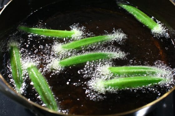 170度に熱した揚げ油にオクラを入れて素揚げする