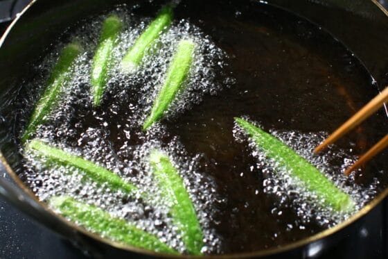 オクラを返しながら1分30秒〜2分揚げ、鮮やかな緑色に仕上げる