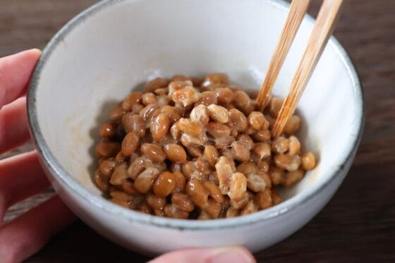 納豆にオリーブオイルを加え、全体になじむまで混ぜる