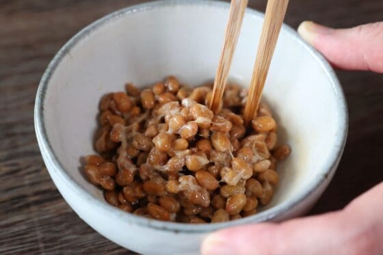 納豆に付属のたれを加え、さらによく混ぜる
