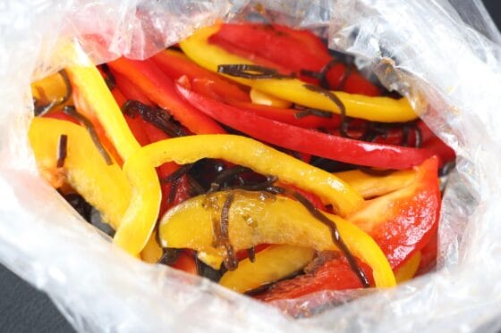 20〜30分漬けたパプリカ浅漬けを袋の中で混ぜて味をなじませる