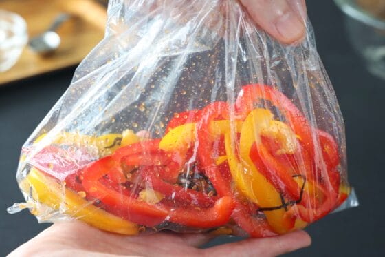 全体に味がなじむようにポリ袋を軽くもむ