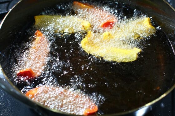 170度に熱した揚げ油にパプリカを入れて素揚げする