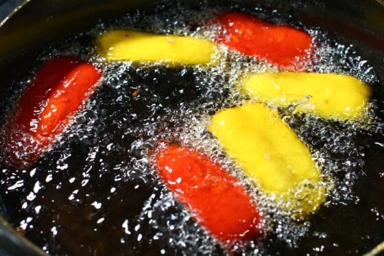 パプリカを返しながら1分30秒〜2分揚げ、果肉をやわらかくする