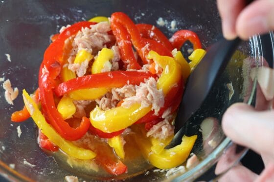 味付けした赤黄パプリカに汁を切ったツナを加えてさっと混ぜる