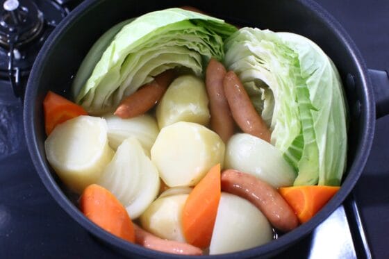 キャベツとウインナーを加えて、野菜と一緒に煮る