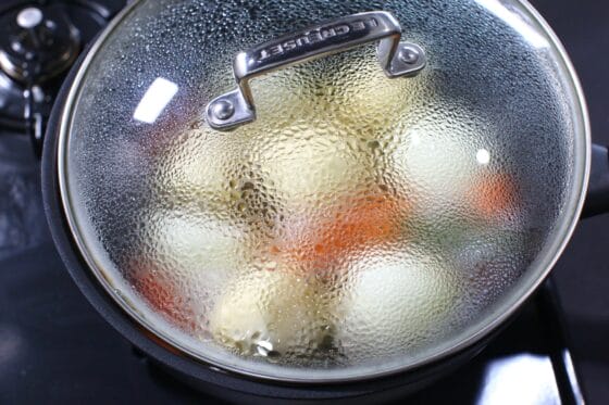 じゃがいも、玉ねぎ、にんじんにフタをして弱火で煮る