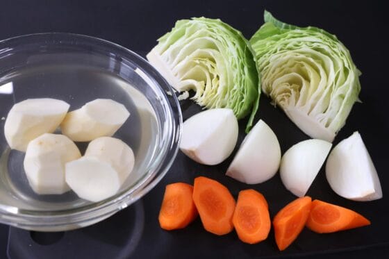 じゃがいも、玉ねぎ、にんじん、キャベツをポトフ用に大きめに切る