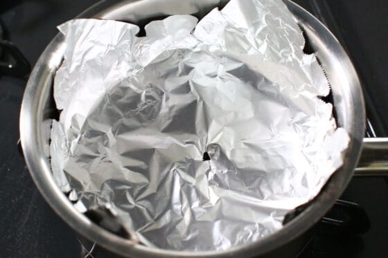 さつま揚げの煮物に落とし蓋をして弱めの中火で煮る