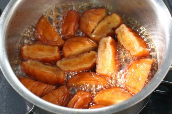 落とし蓋を外してさつま揚げの煮物の煮汁を煮詰める