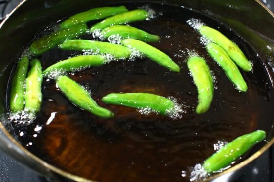 170度に熱した揚げ油にししとうを入れて素揚げする