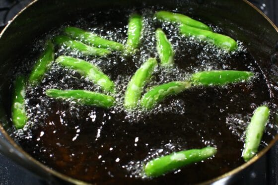 ししとうを返しながら40秒〜1分揚げ、皮に軽くしわが寄るまで火を通す