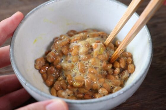 納豆に酢を加え、全体がなじむまで混ぜる