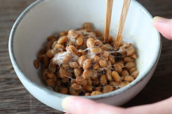 納豆を粘りが出るまで箸でよく混ぜる