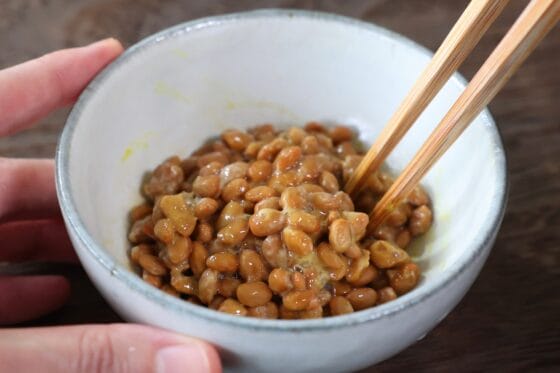 納豆に付属のたれとからしを加えてよく混ぜる