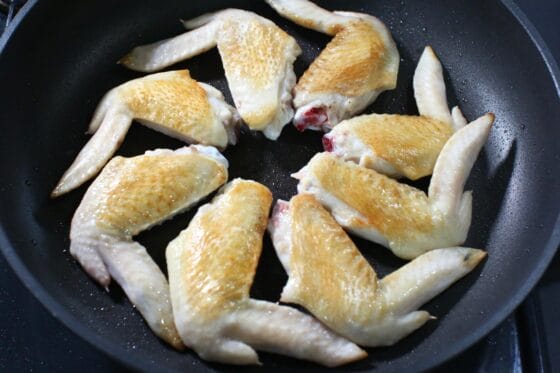 手羽先を裏返して両面にこんがりとした焼き色をつける