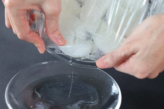 電子レンジで加熱した大根から出た水分を皿から捨てる